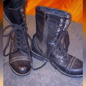 Black sz 8. Combat Boots cute low heel